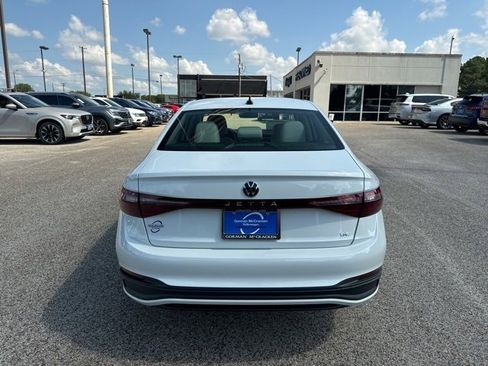 Certified 2025 Volkswagen Jetta SE image 6