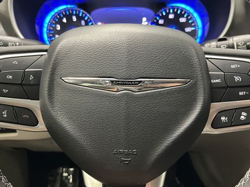 Used 2023 Chrysler Pacifica Touring-L FWD image 15