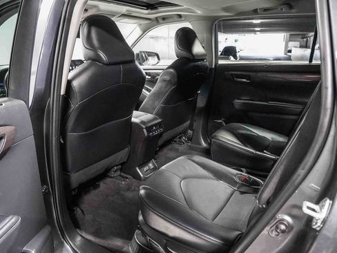 Used 2023 Toyota Highlander Limited AWD/4WD image 19