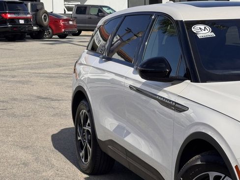 Used 2025 Lincoln Nautilus Premier w/ Equipment Group 102A image 5