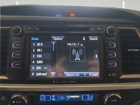 Used 2017 Toyota Highlander XLE AWD/4WD image 18
