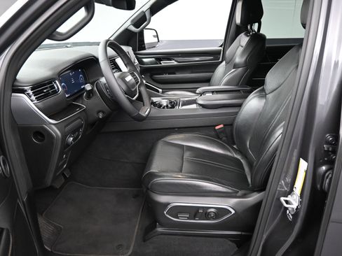 Used 2024 Jeep Wagoneer 2WD image 5