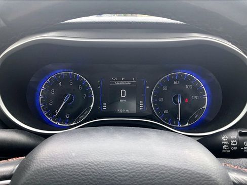 Used 2020 Chrysler Pacifica Touring-L FWD image 19