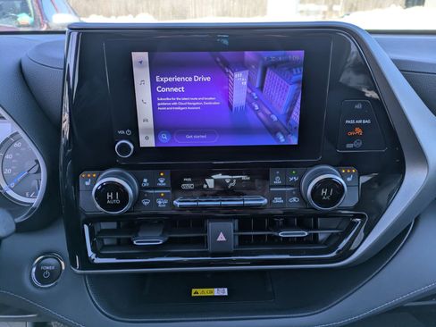 Used 2023 Toyota Highlander XLE image 11