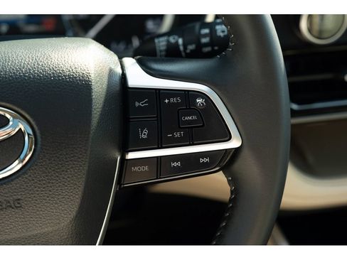 Used 2025 Toyota Highlander XLE FWD image 20