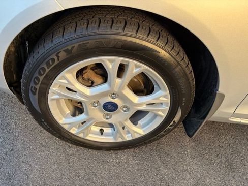 Used 2016 Ford Fiesta SE w/ Cold Weather Package FWD image 9