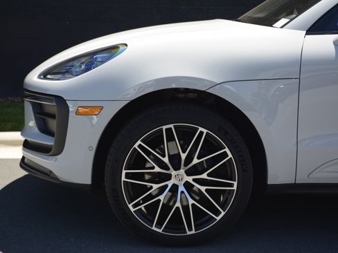 Certified 2026 Porsche Macan AWD/4WD image 38