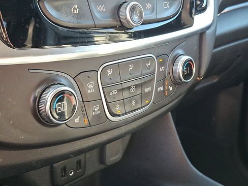 Used 2019 Chevrolet Traverse LT w/ LT Premium Package AWD/4WD image 16