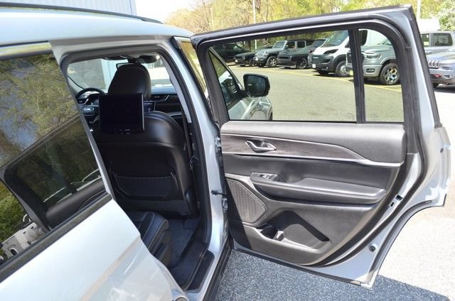 Used 2023 Jeep Grand Cherokee L Limited w/ Rear Seat Video Group I AWD/4WD image 32
