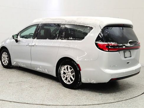 Used 2024 Chrysler Pacifica Touring-L image 5