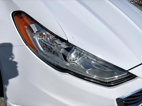 Used 2017 Ford Fusion SE w/ Fusion SE Technology Package image 30