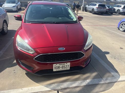 Used 2015 Ford Focus SE image 2