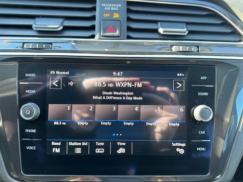 Used 2019 Volkswagen Tiguan SE w/ Panoramic Sunroof Package image 16