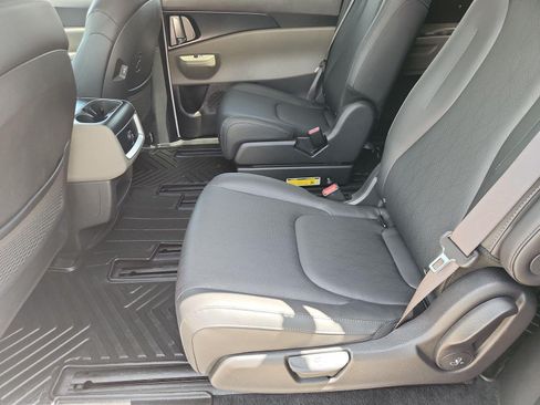 Used 2025 Kia Carnival FWD image 23
