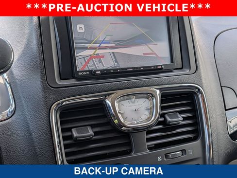 Used 2014 Chrysler Town & Country Touring-L FWD image 31