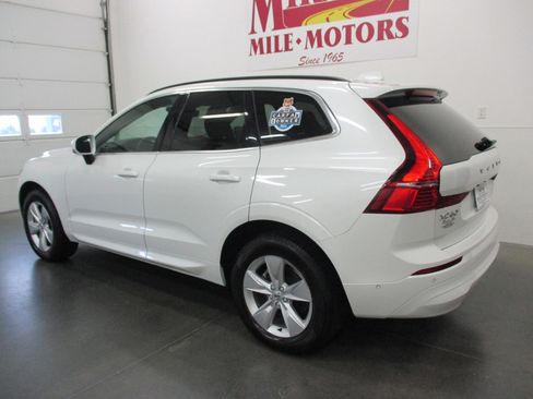 Used 2022 Volvo XC60 B5 Momentum image 4