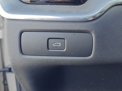 Used 2025 Volvo XC60 B5 Core image 17