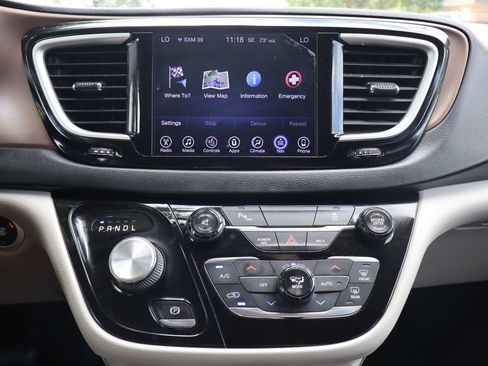 Used 2017 Chrysler Pacifica Touring-L w/ Tire & Wheel Group FWD image 32