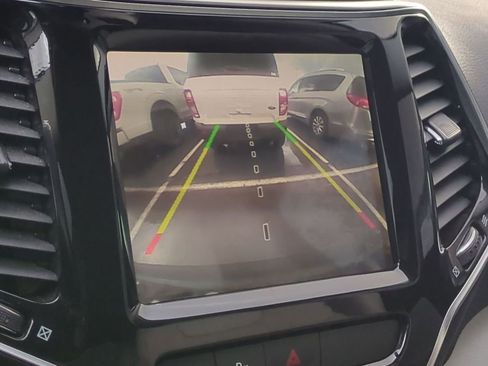 Used 2019 Jeep Cherokee Limited image 29