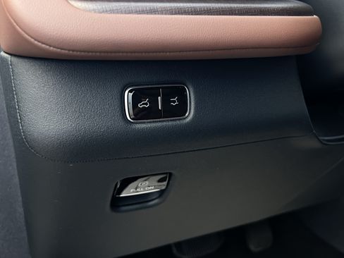 Certified 2025 Lincoln Navigator Reserve AWD/4WD image 18