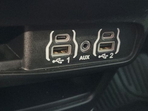 Used 2024 Chrysler Pacifica Limited FWD image 28