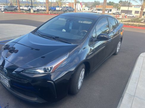 Used 2021 Toyota Prius LE image 4