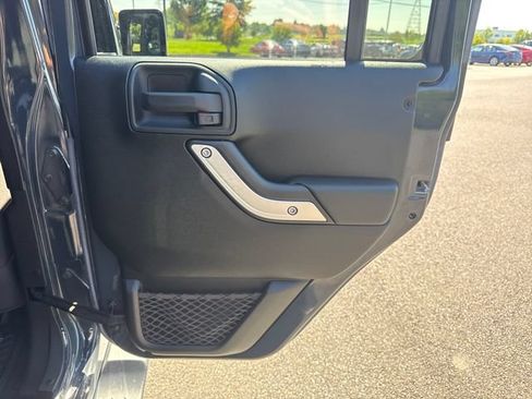 Used 2016 Jeep Wrangler Unlimited Sahara w/ Connectivity Group AWD/4WD image 16