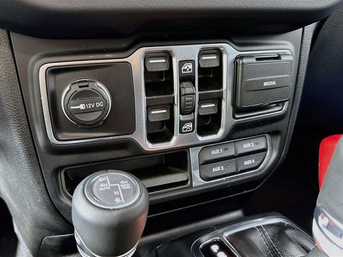 Used 2024 Jeep Wrangler Unlimited Sahara AWD/4WD image 21