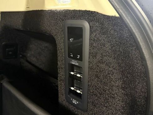 New 2025 Land Rover Range Rover Long Wheelbase SE image 18