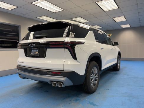 New 2026 Chevrolet Traverse LT image 2
