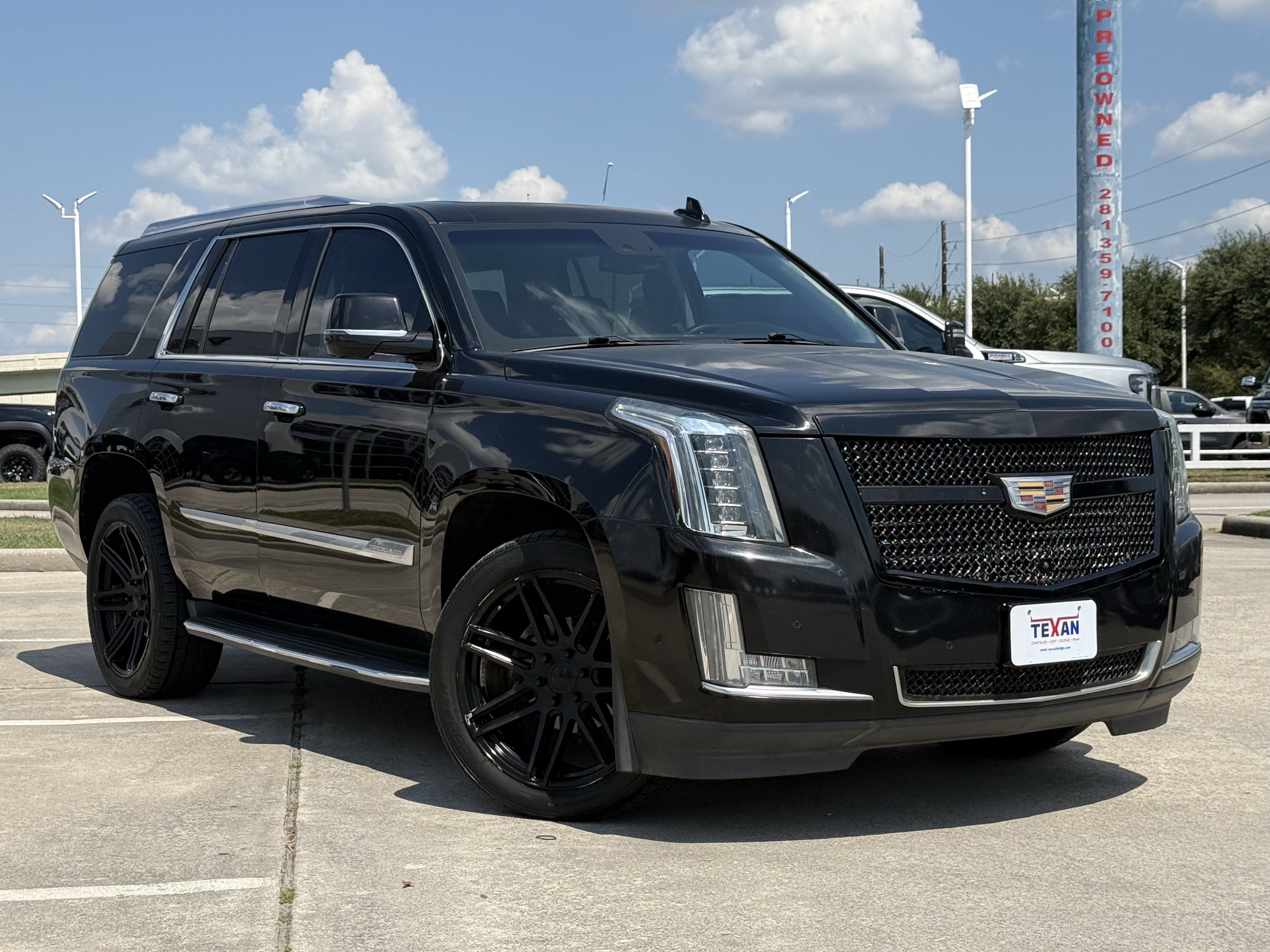 Used 2018 Cadillac Escalade Luxury RWD image 2