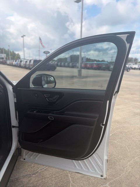 Used 2023 Lincoln Aviator Reserve w/ Equipment Group 201A AWD/4WD image 13