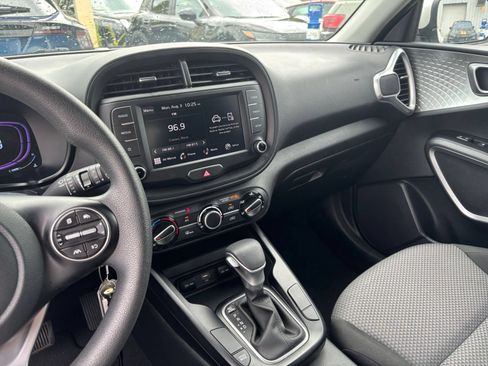 Used 2025 Kia Soul LX w/ LX Technology Package FWD image 17