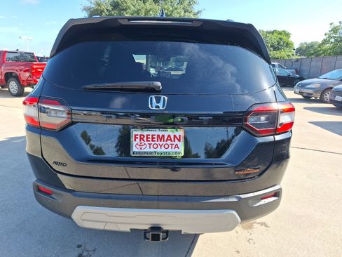 Used 2025 Honda Pilot TrailSport image 5