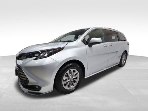 Used 2025 Toyota Sienna XLE image 8