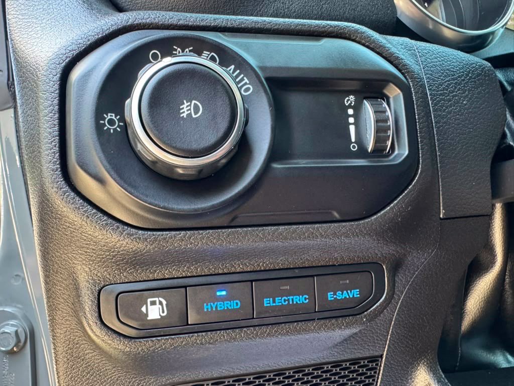 Used 2023 Jeep Wrangler Unlimited Sahara w/ Cold Weather Group AWD/4WD image 14