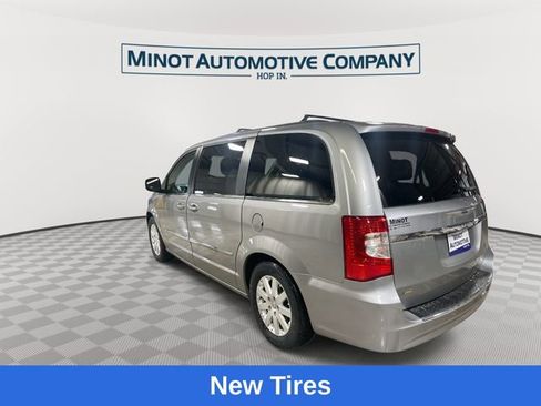 Used 2016 Chrysler Town & Country Touring FWD image 6