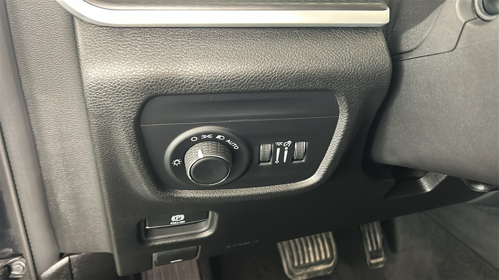 Used 2023 Jeep Grand Cherokee Laredo w/ Luxury Tech Group I AWD/4WD image 24
