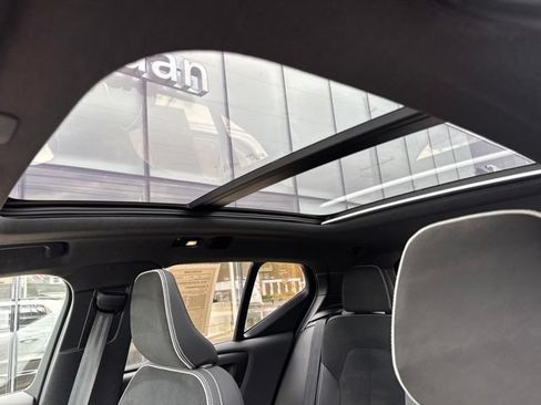 Certified 2025 Volvo XC40 B5 Plus AWD/4WD image 27