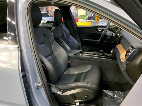 Used 2022 Volvo XC60 B5 Momentum w/ Climate Package image 9