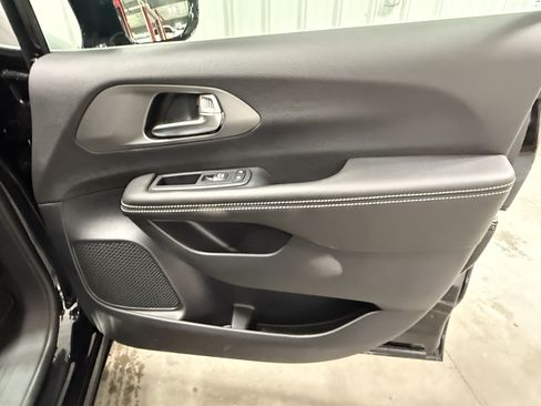 New 2027 Chrysler Pacifica Select FWD image 8
