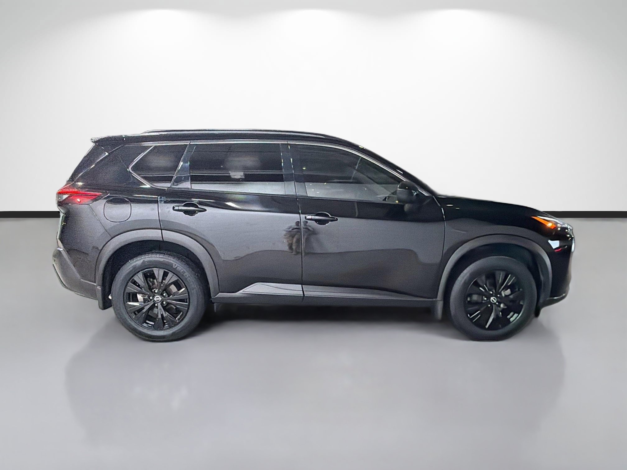 Used 2023 Nissan Rogue SV w/ SV Premium B Package FWD image 2