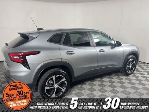 Certified 2025 Chevrolet Trax RS w/ Driver Confidence Package image 4