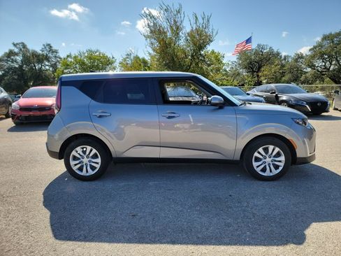 Used 2023 Kia Soul LX FWD image 4