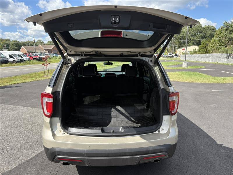 Used 2017 Ford Explorer XLT w/ Equipment Group 202A AWD/4WD image 9