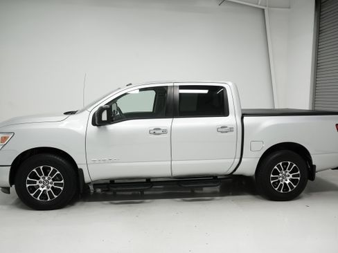 Used 2021 Nissan Titan SV w/ SV Convenience Package image 6