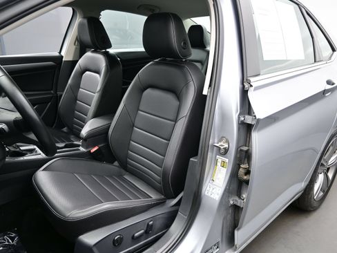 Used 2022 Volkswagen Jetta SE FWD image 12