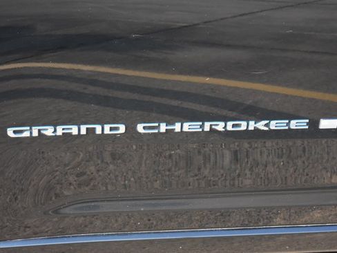 Used 2022 Jeep Grand Cherokee Overland w/ Luxury Tech Group IV AWD/4WD image 12