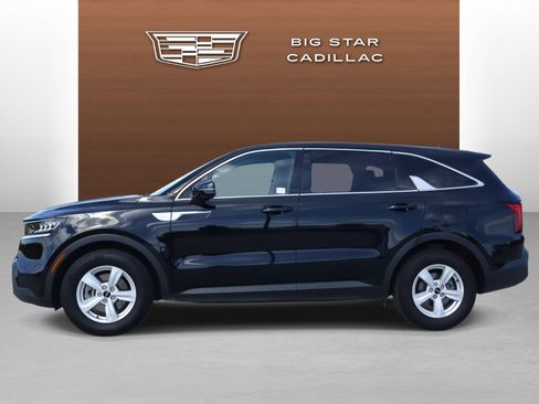 Used 2023 Kia Sorento LX image 2