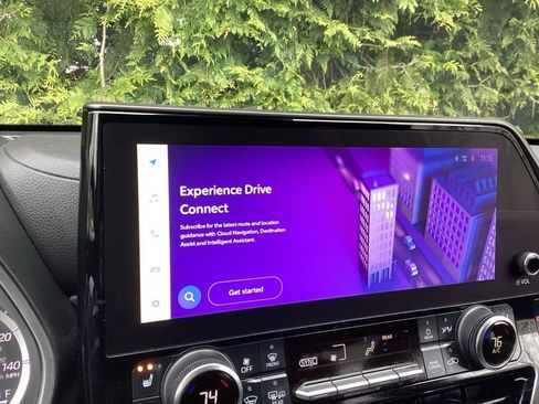 Used 2023 Toyota Highlander XLE image 12